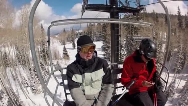 Par no elevador da cadeira de esqui — Vídeo de Stock