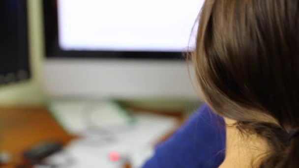 Woman working on the computer — Stock Video