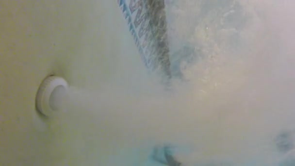 Жінка сидить у гарячій ванні — стокове відео