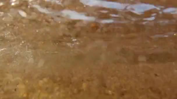 Vagues s'écrasent sur le rivage de l'océan — Video