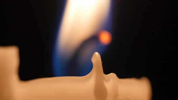 Zapálil svíčku v temné místnosti — Stock video