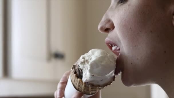 Женщина ест мороженое — стоковое видео