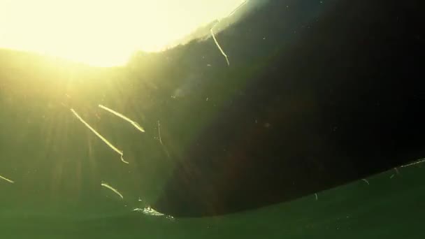 Kajak drijft op het oppervlak van de zee — Stockvideo