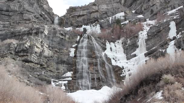 Водопад спускается с горы — стоковое видео