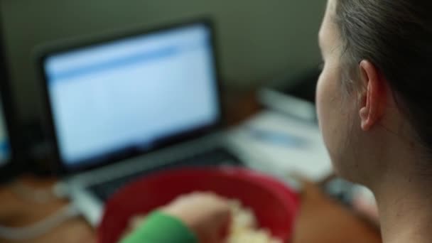 Mujer merendando palomitas de maíz — Vídeos de Stock