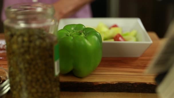 Frau schneidet Zwiebel — Stockvideo