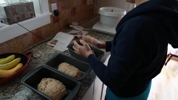 Mujer haciendo pan fresco — Vídeo de stock