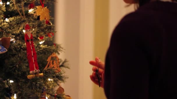 Kvinna dekorerar julgran — Stockvideo