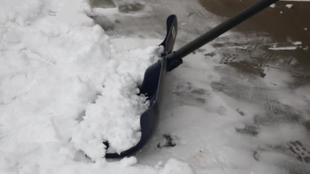 Mulher pá neve fora da entrada — Vídeo de Stock