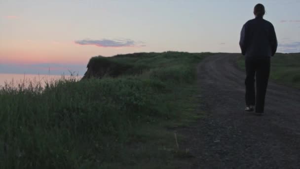 Frauen gehen an der Küste entlang — Stockvideo