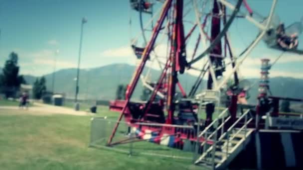 Familia joven disfrutando de un carnaval — Vídeos de Stock