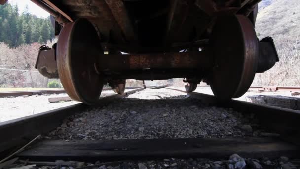 Старий поїзд на коліях — стокове відео