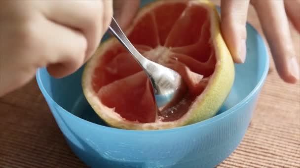 Woman eats a grapefruit — Stock Video