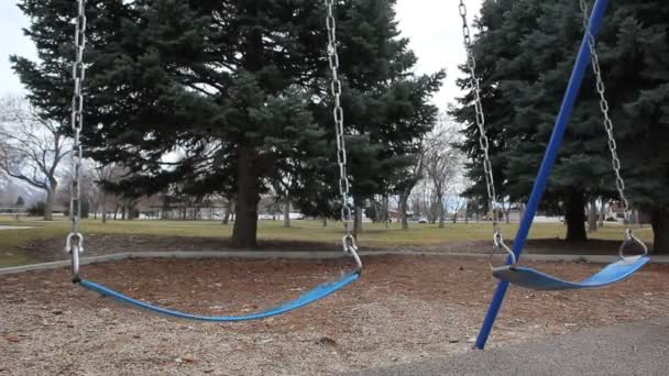 Empty swings at the park — Stock Video