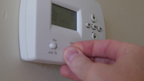 Mão ajustando a temperatura — Vídeo de Stock