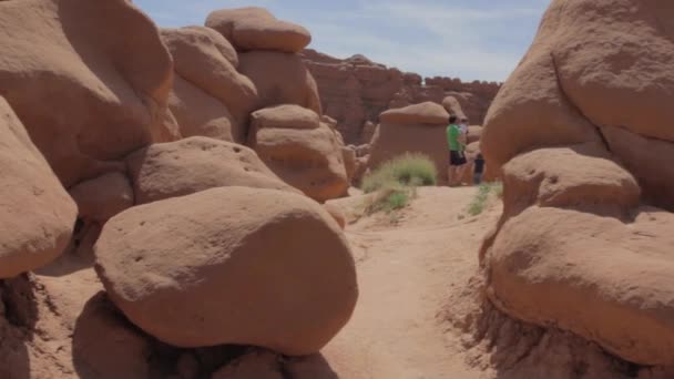 Rotsformaties in goblin valley state park — Stockvideo