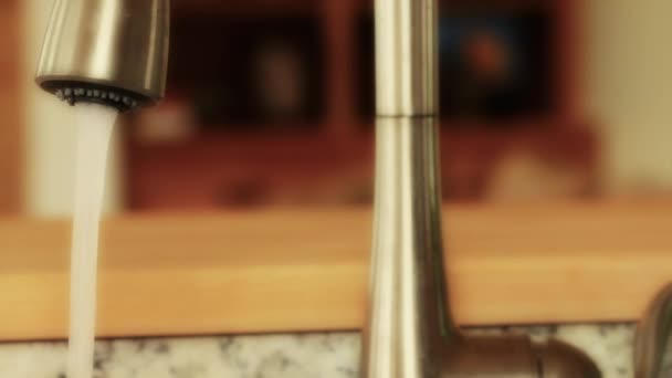 Ενεργοποιήστε την βρύση νεροχύτη της κουζίνας — Αρχείο Βίντεο