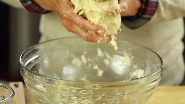 Uma mulher assando uma deliciosa torta de maçã — Vídeo de Stock