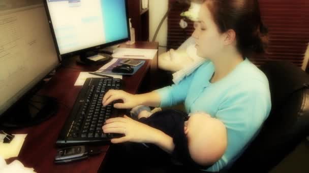 Bilgisayarda çalışarak bebek ile anne — Stok video