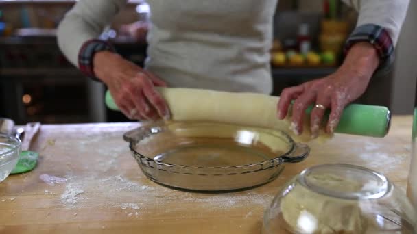 Mulher assando uma torta de maçã — Vídeo de Stock