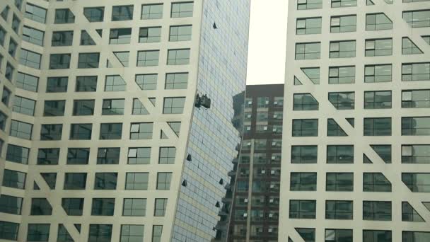 Lavadora de ventanas en un edificio Skyriser — Vídeo de stock