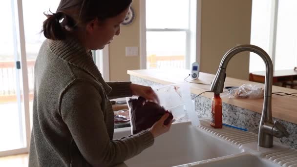 Mulher drenando sangue de carne — Vídeo de Stock