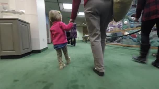 Familias jóvenes en el museo de ciencias — Vídeos de Stock