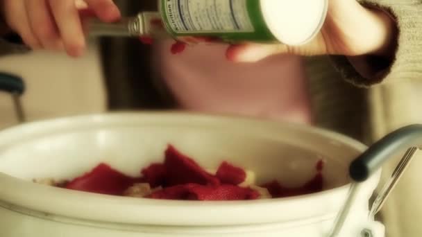 Женщина кладет томатную пасту в кастрюлю — стоковое видео
