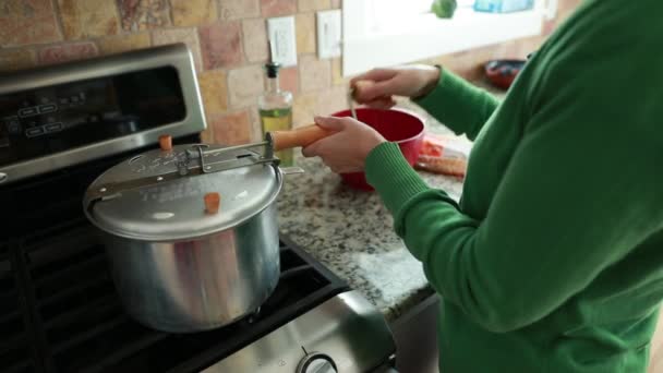 Женщина готовит попкорн — стоковое видео