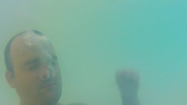 Junge schwimmt im Pool — Stockvideo
