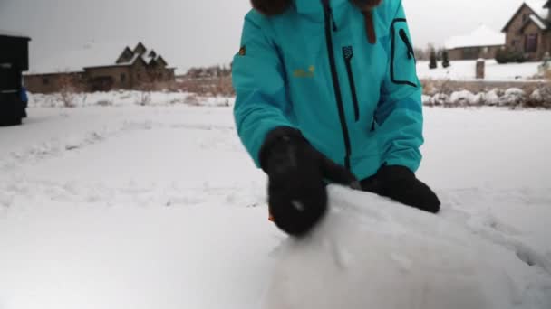 Мать и мальчик играют в снегу — стоковое видео