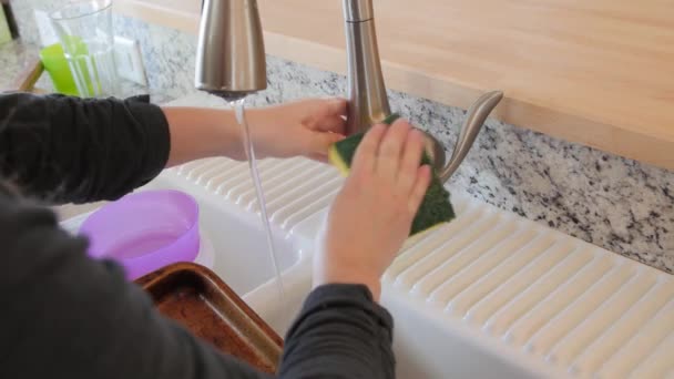 Женщина моет грязную посуду — стоковое видео
