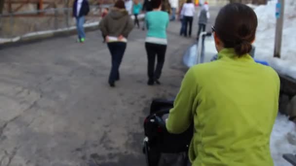 Madre camina con un bebé — Vídeo de stock