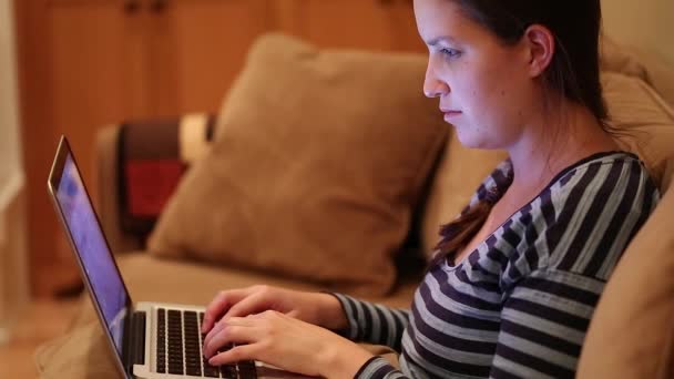 Kvinna som arbetar på datorn — Stockvideo