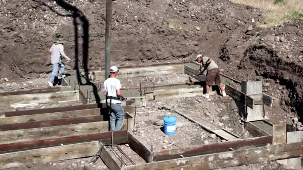 Trabalhadores da construção preparam uma casa — Vídeo de Stock