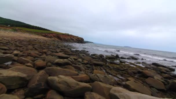 Oceaan strand met rotsen — Stockvideo