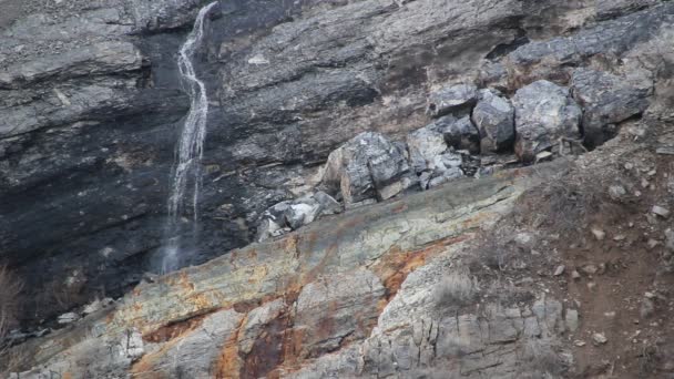 Stream running down cliffs — Stock Video