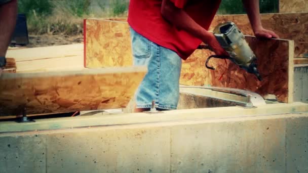 Trabajadores poniendo leña en casa — Vídeos de Stock