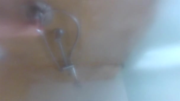 Allumer l'eau chaude dans la douche — Video