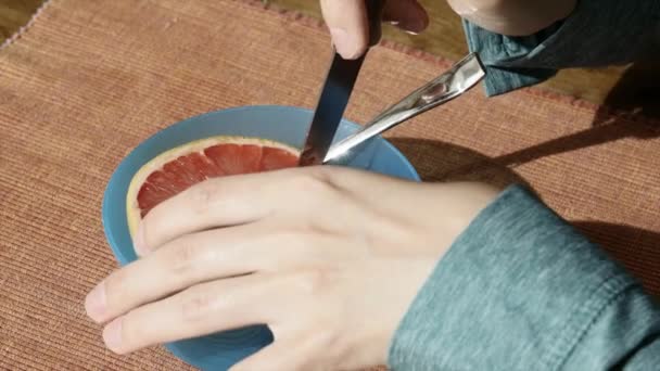 La mujer corta una toronja — Vídeo de stock