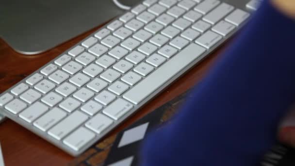 Mujer escribiendo en el ordenador — Vídeos de Stock