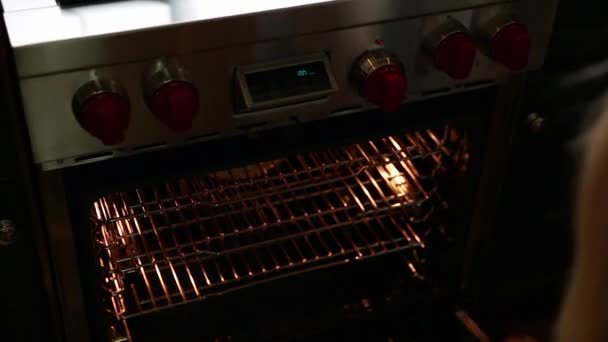 Vrouw neemt appeltaart uit oven — Stockvideo