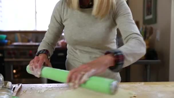 Женщина печет яблочный пирог — стоковое видео