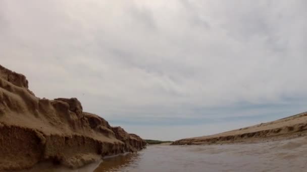 Dalgalar kucak shore üzerine — Stok video