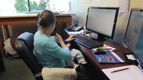 Ibu dengan bayi bekerja di kantor — Stok Video