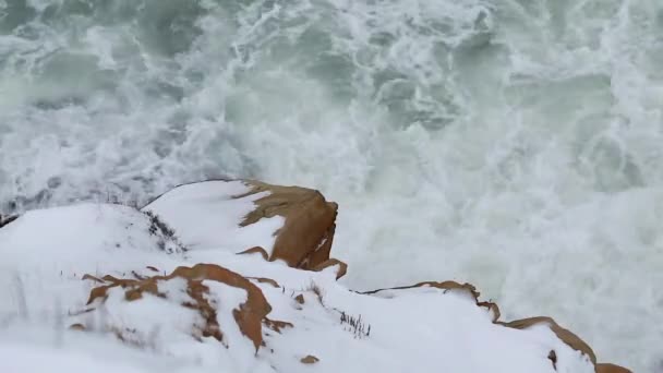 Costa coberta de neve e águas do oceano ásperas — Vídeo de Stock