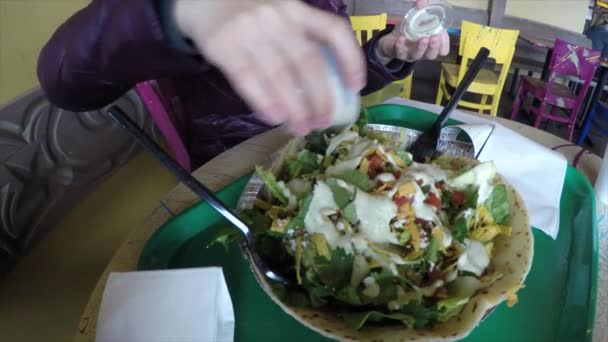 Mujer poniendo aderezo en ensalada — Vídeo de stock