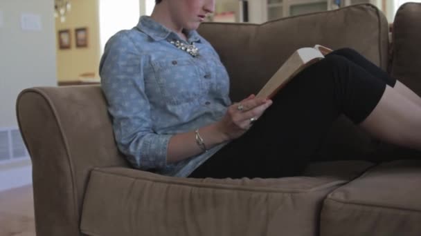 Wanita membaca buku — Stok Video