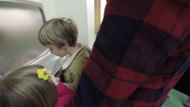 Mulher ajudando crianças obter bebida — Vídeo de Stock