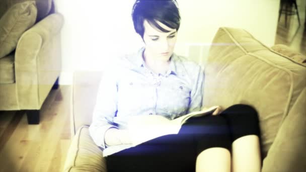 Mujer leyendo un libro — Vídeo de stock